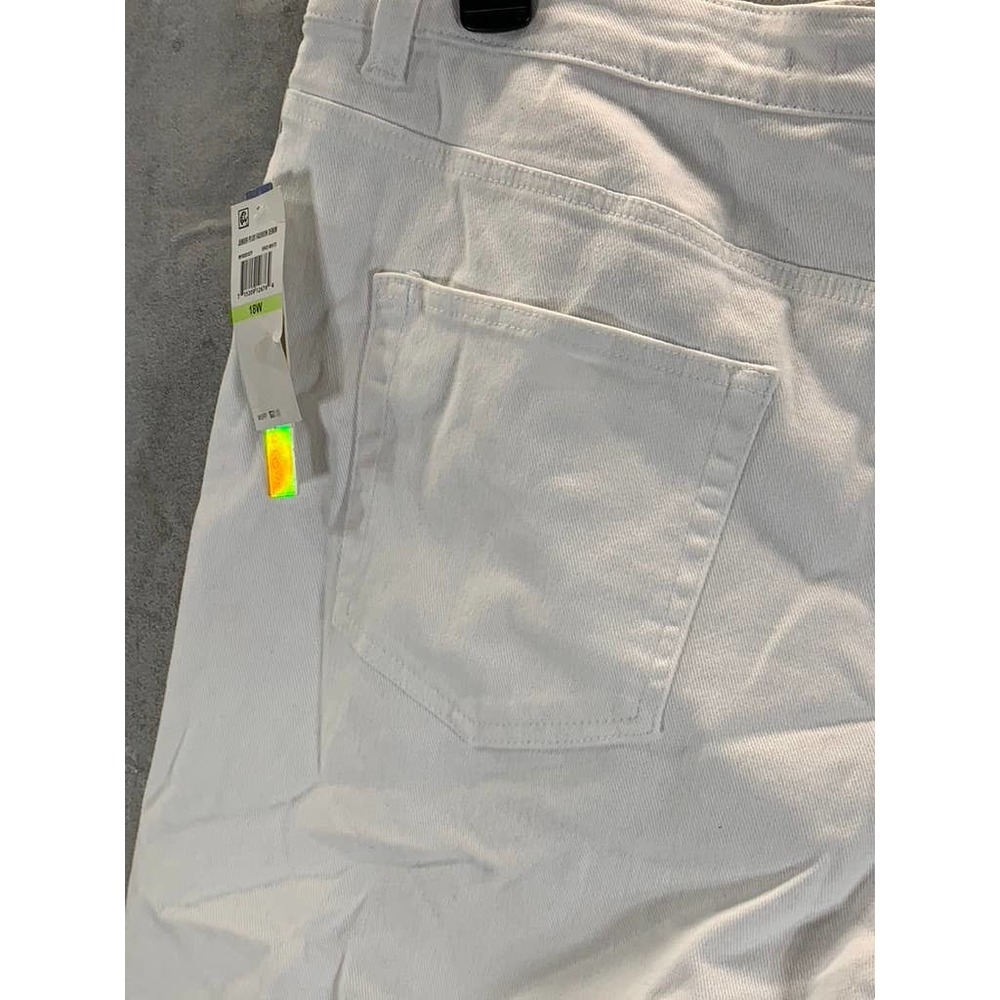 Tinseltown Juniors' Plus Vivid White Distressed Denim High-Rise Mom Shorts SZ18W - Picture 4 of 13